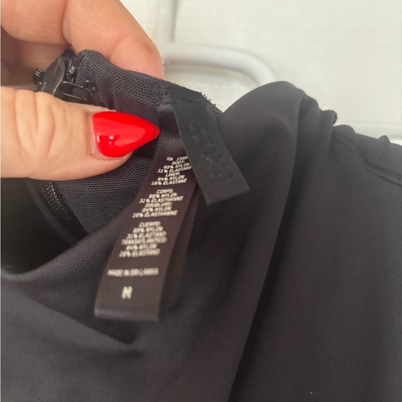 Skims all in one mock neck onesie size medium - Picture 6 of 7